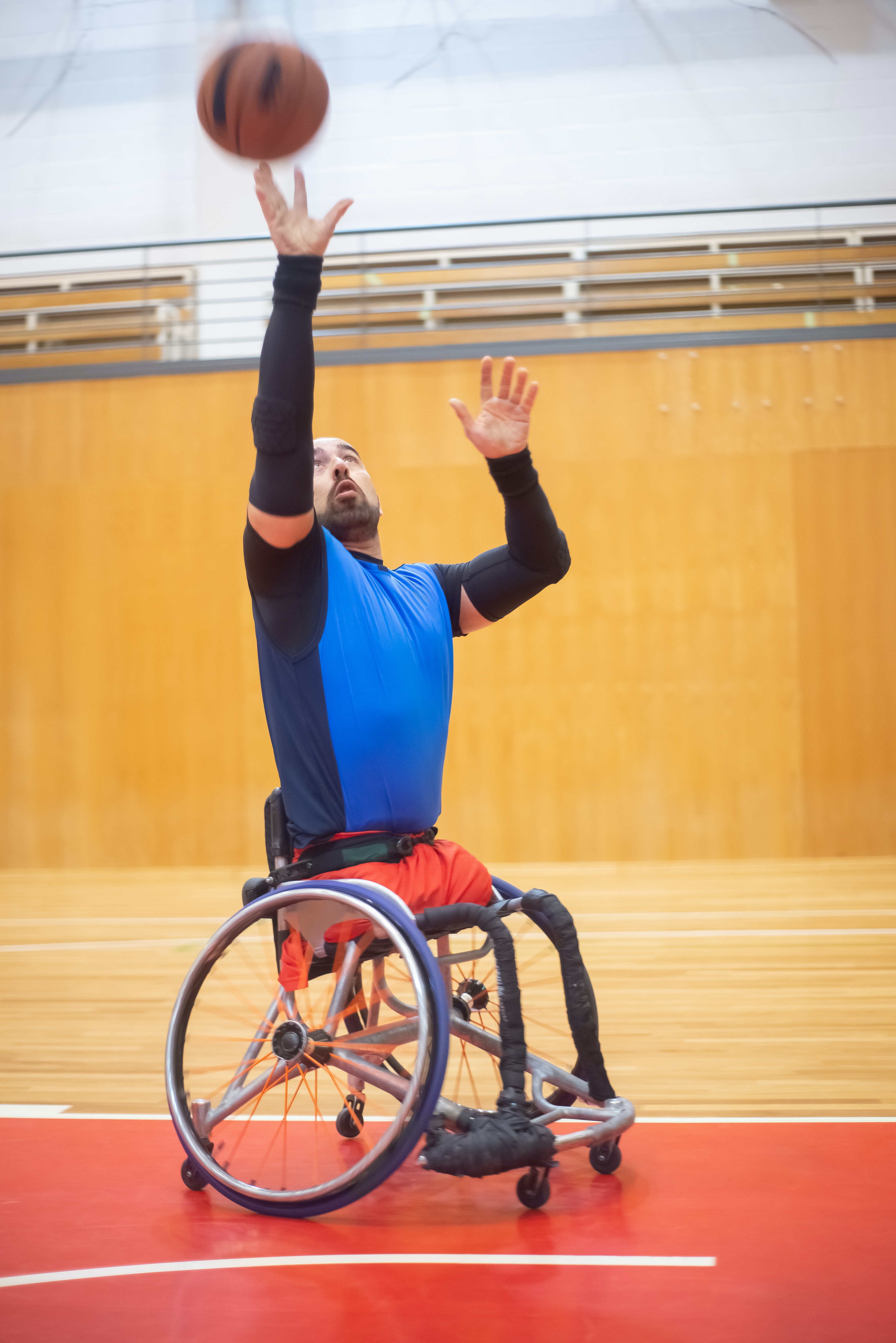  jugador paralímpico lanzando pelota a canasta