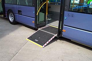 Imagen que muestra una rampa de acceso a un autobús.