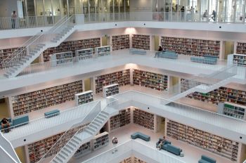 Imagen de estanterías y escaleras del interior de la biblioteca pública de Stuttgart
