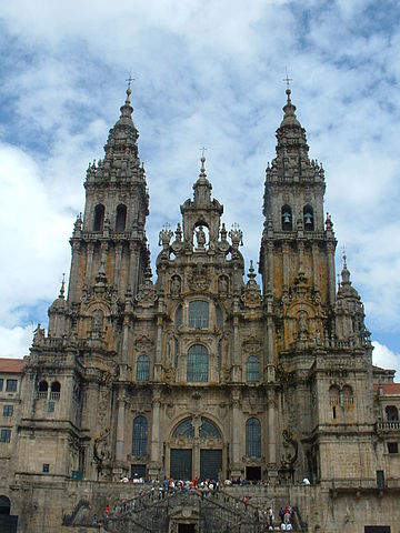 Fachada del Obradoiro de la Catedral de Santiago, muy vertical y con abundancia de decoración geométrica