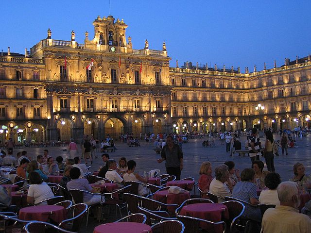La Plaza Mayor de Salamanca, realizada por Alberto de Churriguera, es la más bella de las plazas mayores edificadas en nuestro país