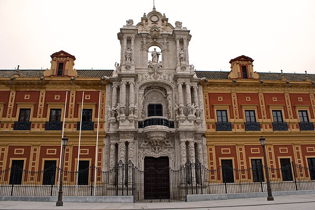 Abundante ornamentación y uso del ladrillo rojo, características del barroco sevillano que aparecen en este Palacio de San Telmo de Leonardo Figueroa. La portada, de estilo churrigueresco, sería terminada por el hijo y el nieto del autor en 1754