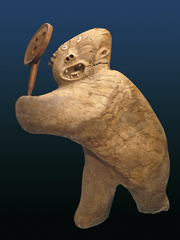La transformation du Chamane. Estatuilla de madera que representa a un chamán.