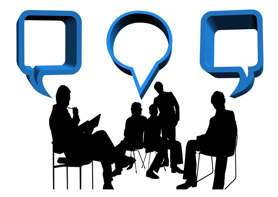 Personas intercambiando ideas en un debate