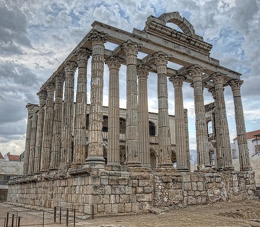 Columnas del templo de Diana entre las que se aprecia el palacio renacentista que se construyó sobre él