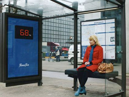 Eva en la parada de autobús