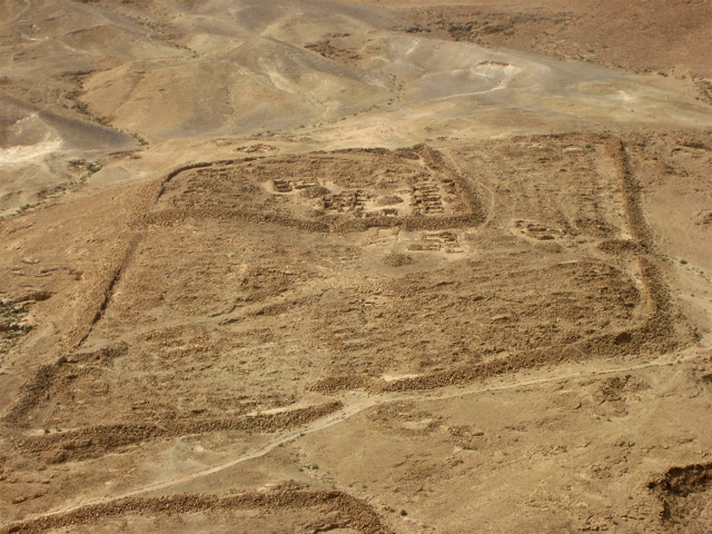 Fotografía de los restos del Campamento romano de la X Legión Fretensis en Masada, desierto de Palestina