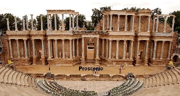 fotografía que recoge parte de las gradas y el escenario construido del teatro romano de Mérida