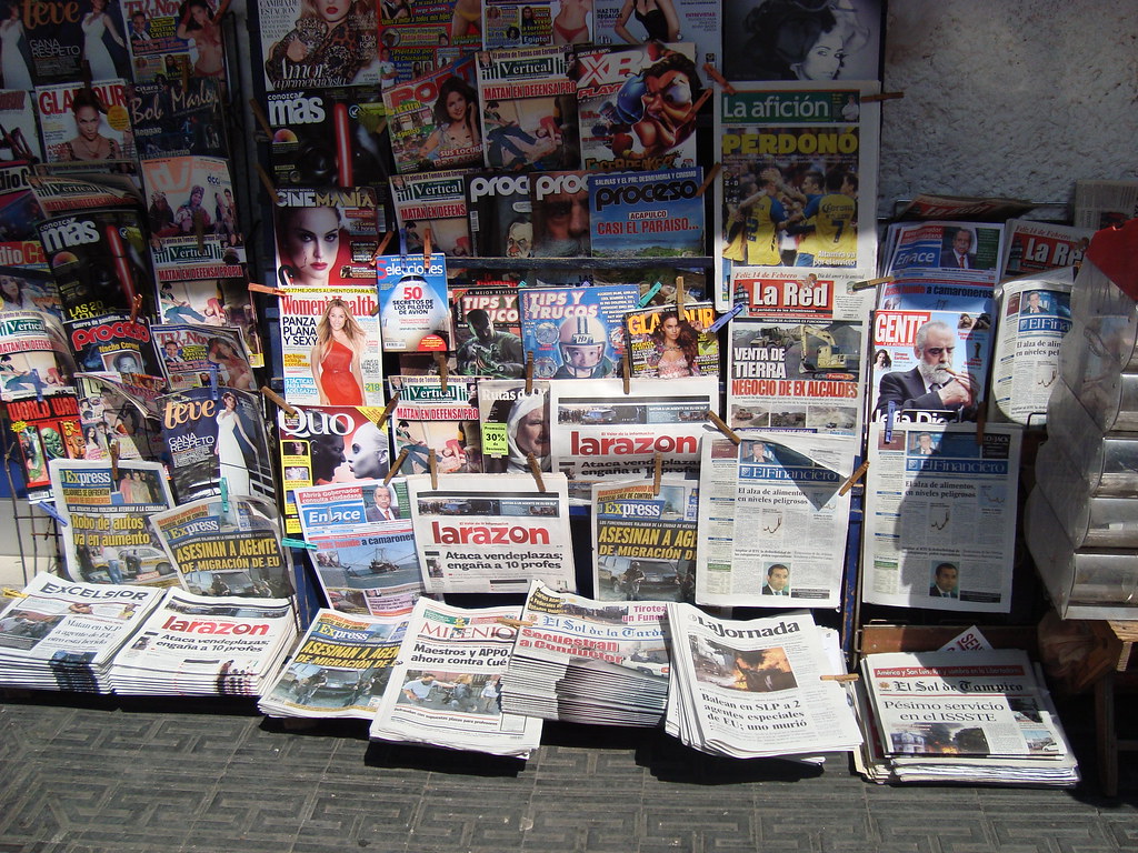 Kiosco de prensa. Diferentes periódicos y revistas.