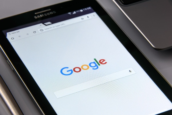 Cuadro de búsqueda de Google en la pantalla de un smartphone