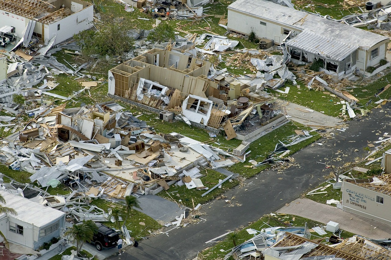 Casas devastadas tras el paso de un huracán.