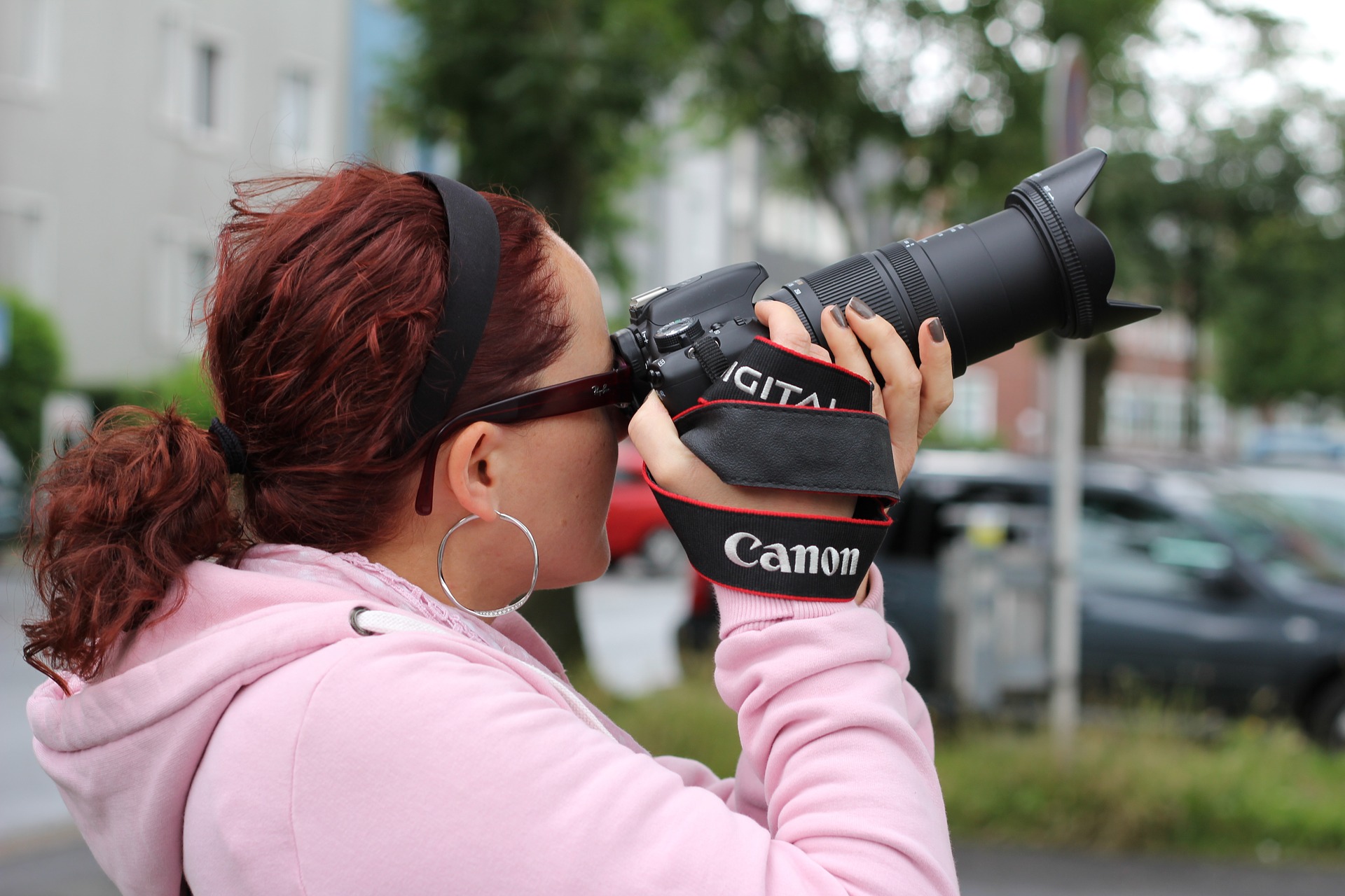 Fotógrafa tomando imágenes con una cámara de fotos