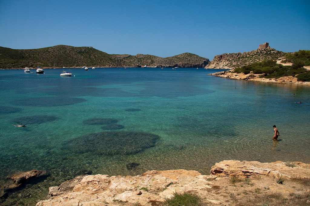 Cabrera es la más accidentada de las islas que componen las Baleares.