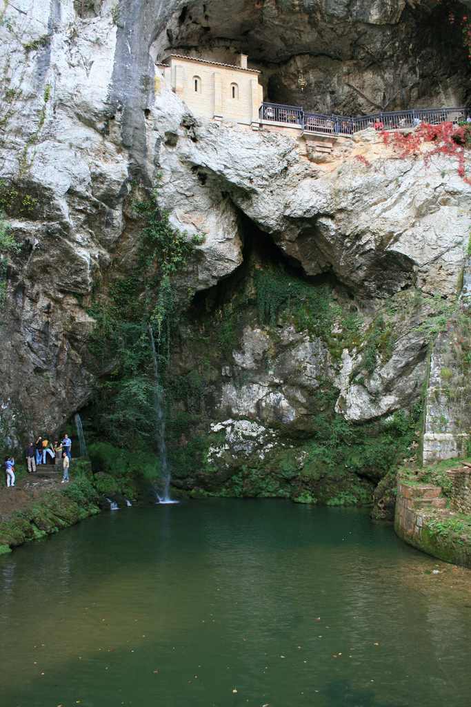 El santuario de Covadonga se encuentra en la Cordillera Cantábrica. Según la tradición, desde aquí inició Don Pelayo la Reconquista.