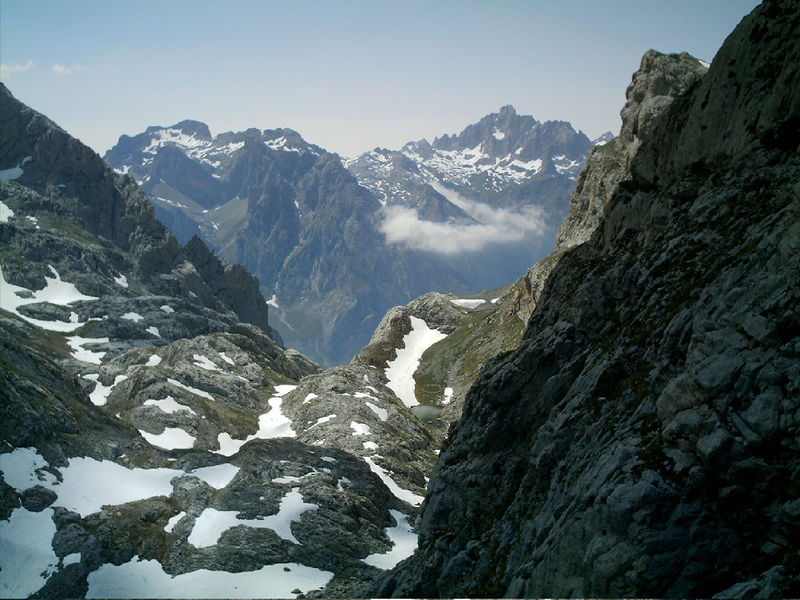 No existe un acuerdo común de por qué se le denomina a este sector de la montaña Cantábrica como "Los picos de Europa". 