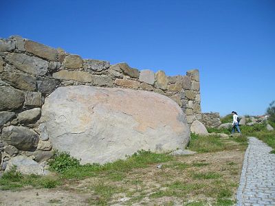 El batolito es una formación granítica que se caracteriza por los grandes bolos redondeados, como este utilizado para la construcción de la fortaleza romana de Hijovejo.