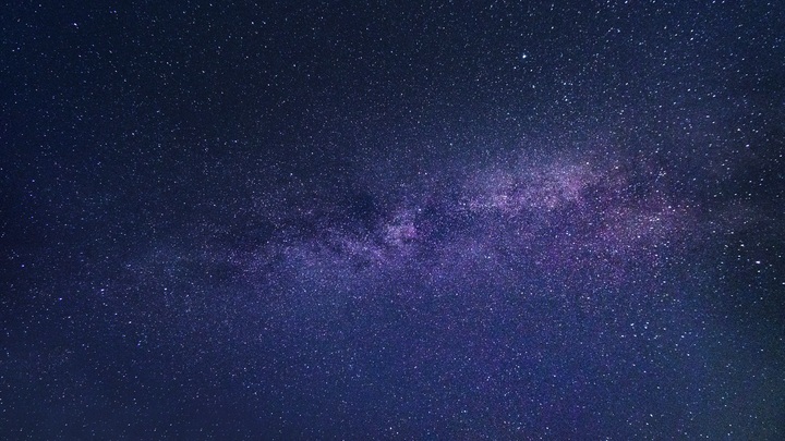 La imagen muestra un cielo de noche estrellado