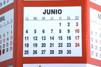 La imagen muestra un calendario en el que se muestra en primer plano el mes de junio de un año desconocido