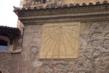La imagen muestra un reloj de sol, en un edificio de la ciudad de Teruel