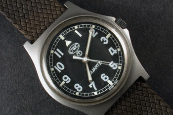 La imagen muestra un reloj analógico o de agujas para la muñeca de caballero, con las agujas y los números blancos y la esfera negra