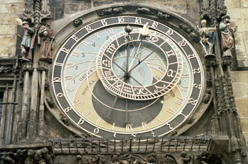 La imagen muestra un reloj astronómico