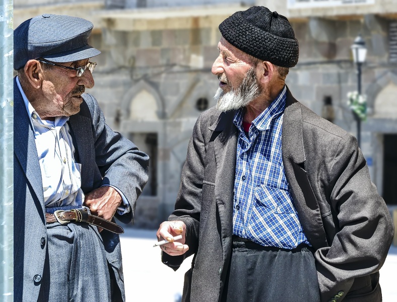 la imagen muestra unos ancianos hablando