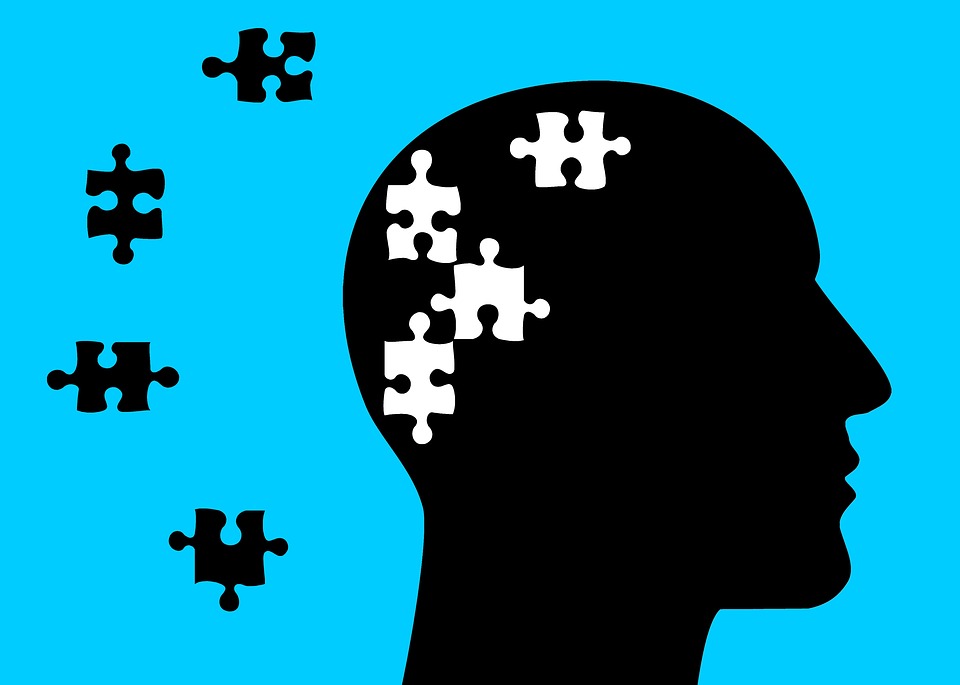 diseño de silueta humana formada por piezas de puzzle y va perdiendo piezas