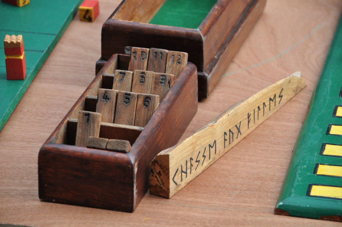 fotografía de un juego de mesa hecho de madera