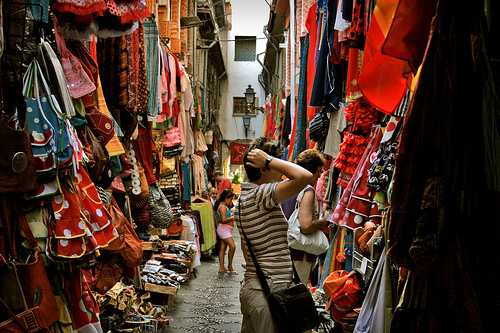 Calle en la alcaicería de Granada. Antiguo mercado de la seda.