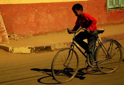 niño montado en bicicleta