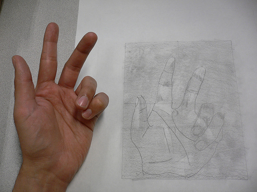 Dibujar tu mano sin mirar el papel
