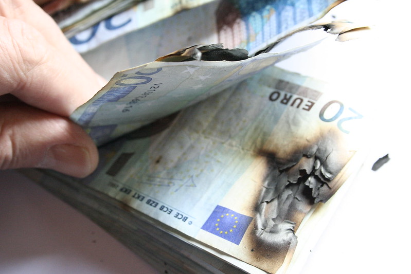 dinero ardiendo