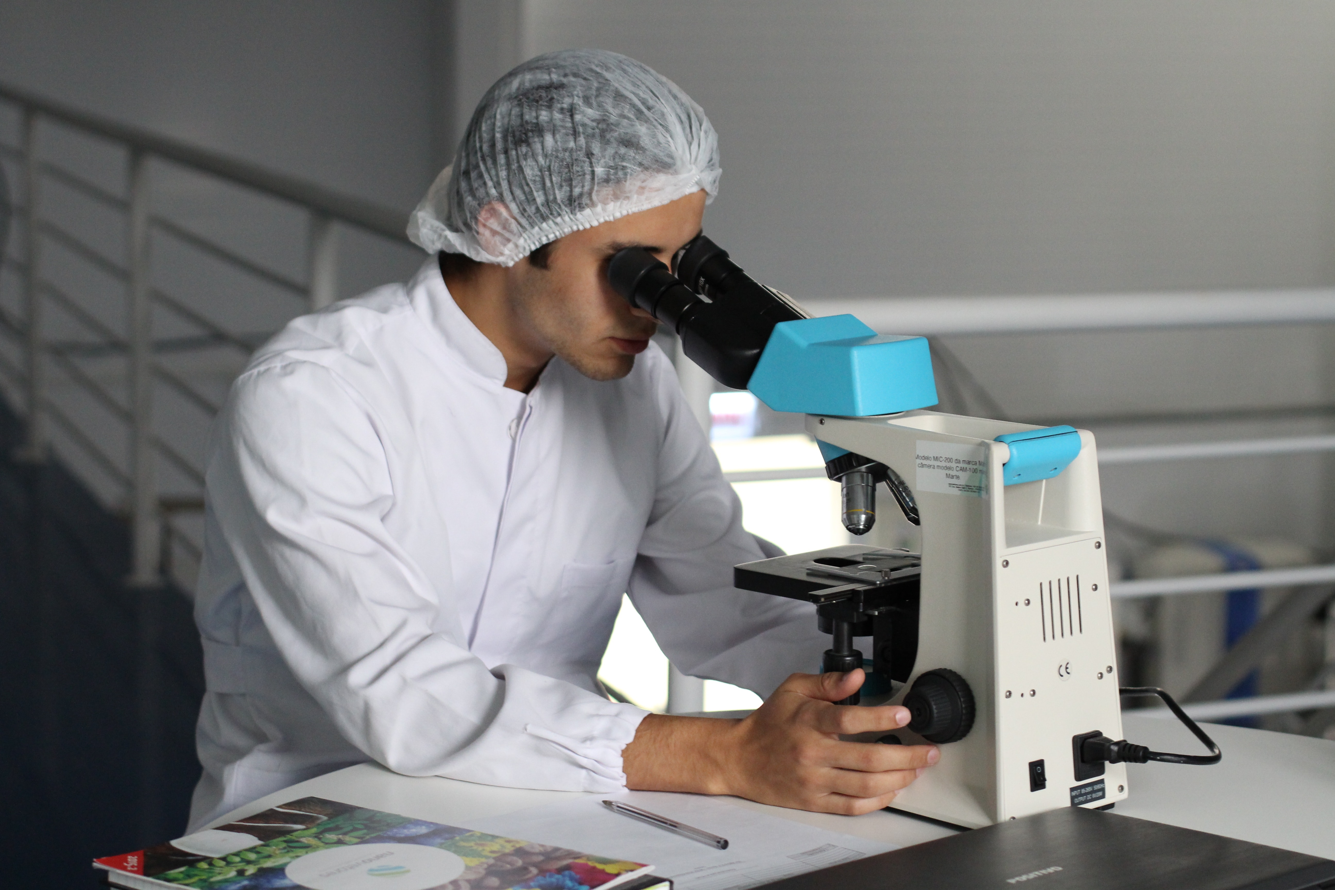 Hombre mirando por un microscopio
