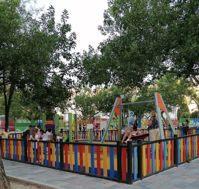 Varios niños en el parque.