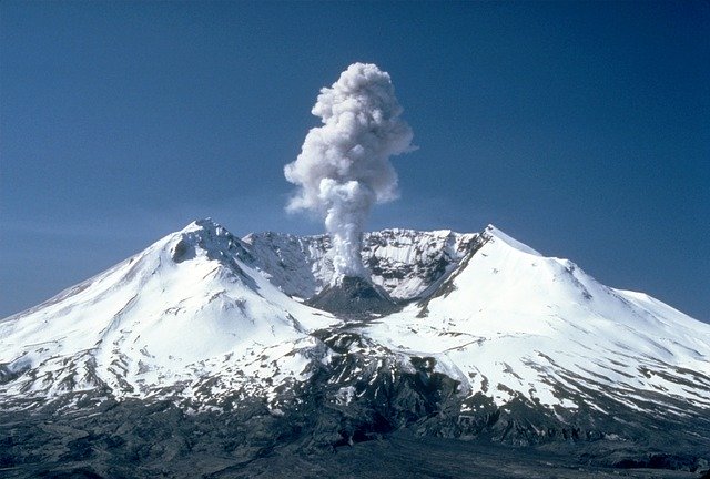 Erupción volcánica en el Monte de Santa Helena