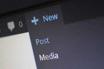 La imagen muestra la pantalla de un ordenador de cerca donde se lee “New” “Post” y “media”.