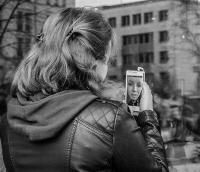 La imagen muestra una mujer que habla con otra mediante videollamada en un móvil.