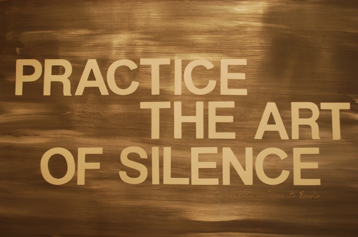 La imagen muestra el siguiente eslogan: “practice the art of silence”.