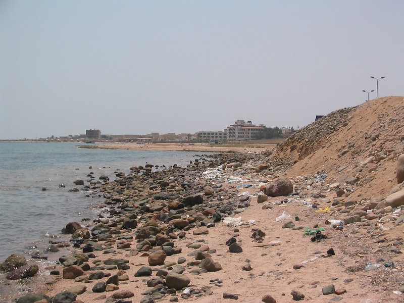 La imagen muestra una playa con suciedad.