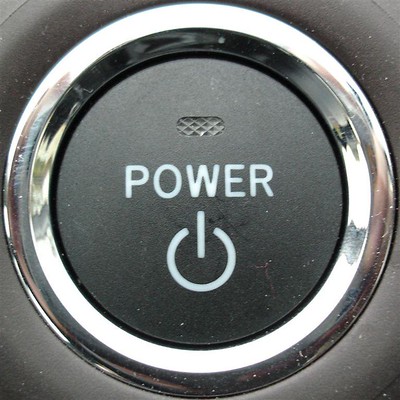 La imagen muestra un botón de encendido en el que se lee 