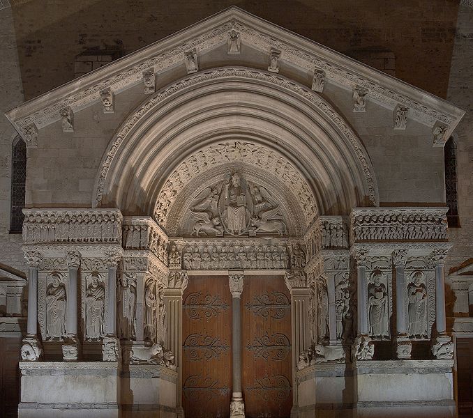 Portalada románica de la iglesia de san Trófimo en Arlés (Francia)