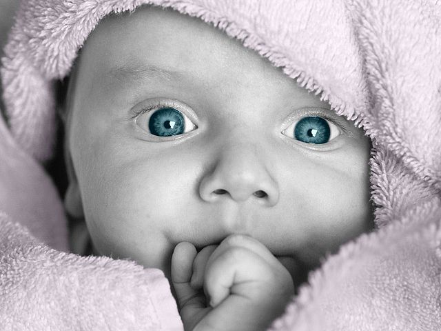 La imagen muestra la cara de un bebé