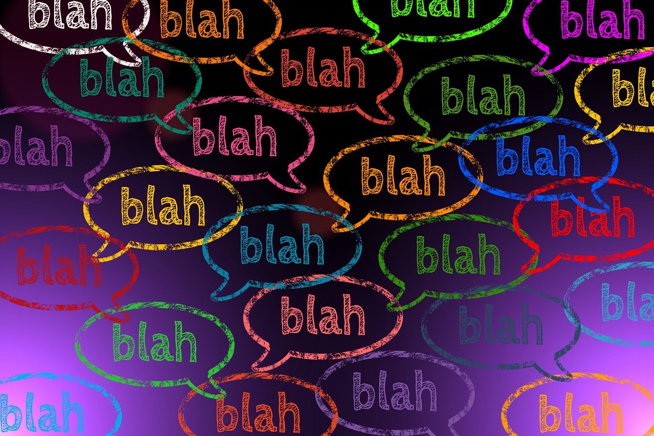 La imagen muestra la palabra blah repetida muchas veces representando la onomatopeya de hablar.