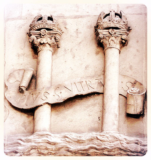 Relieve del Ayuntamiento de Sevilla que muestra las Columnas con el lema Plus Ultra