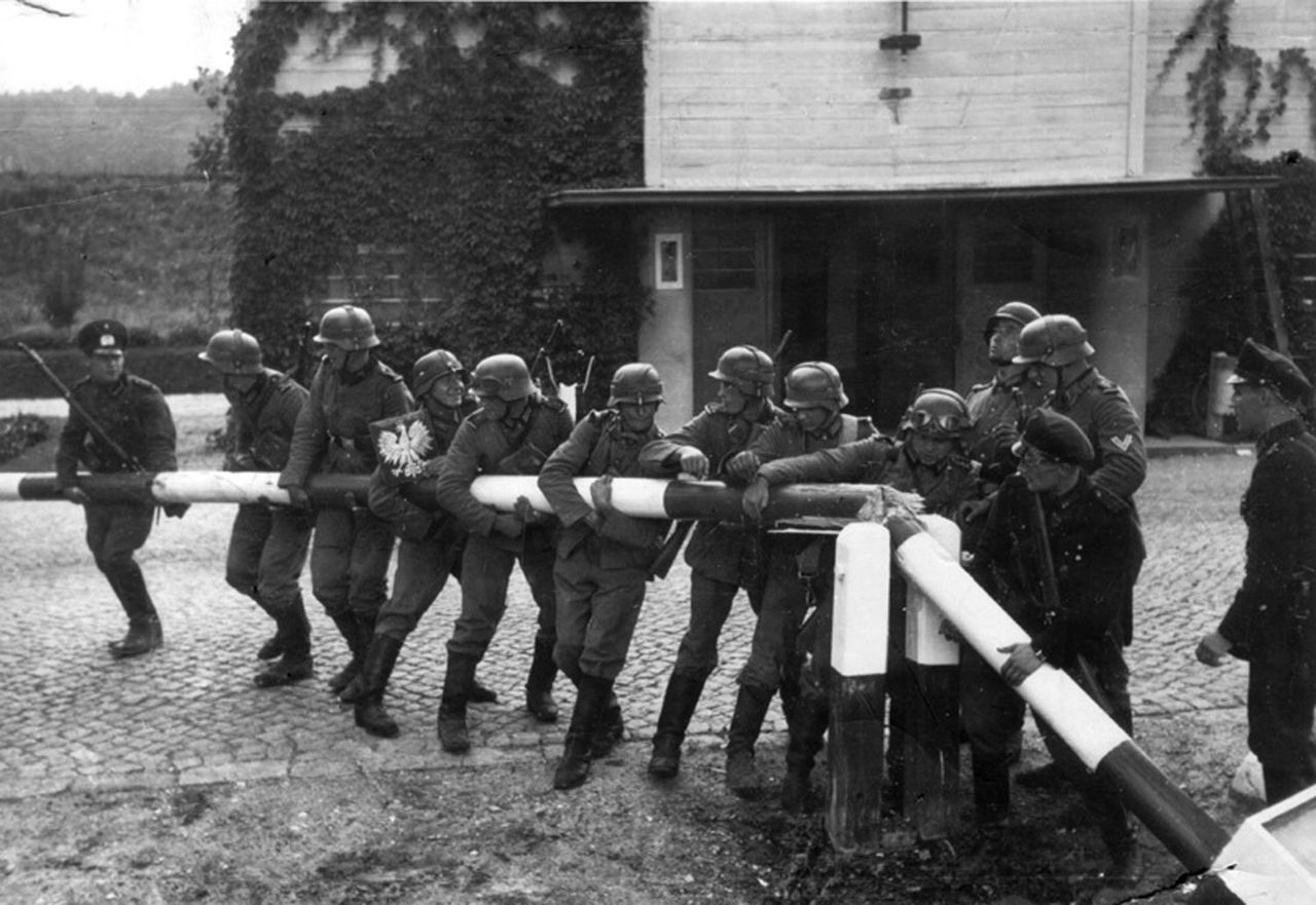 Soldados alemanes cruzando la frontera polaca el 1 de septiembre de 1939