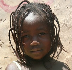 Niña en un mercado de Ouagadougou Burkina Faso