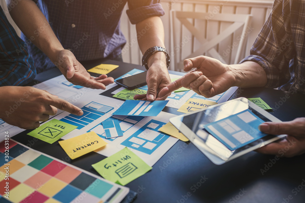 La imagen muestra personas organizando un trabajo
