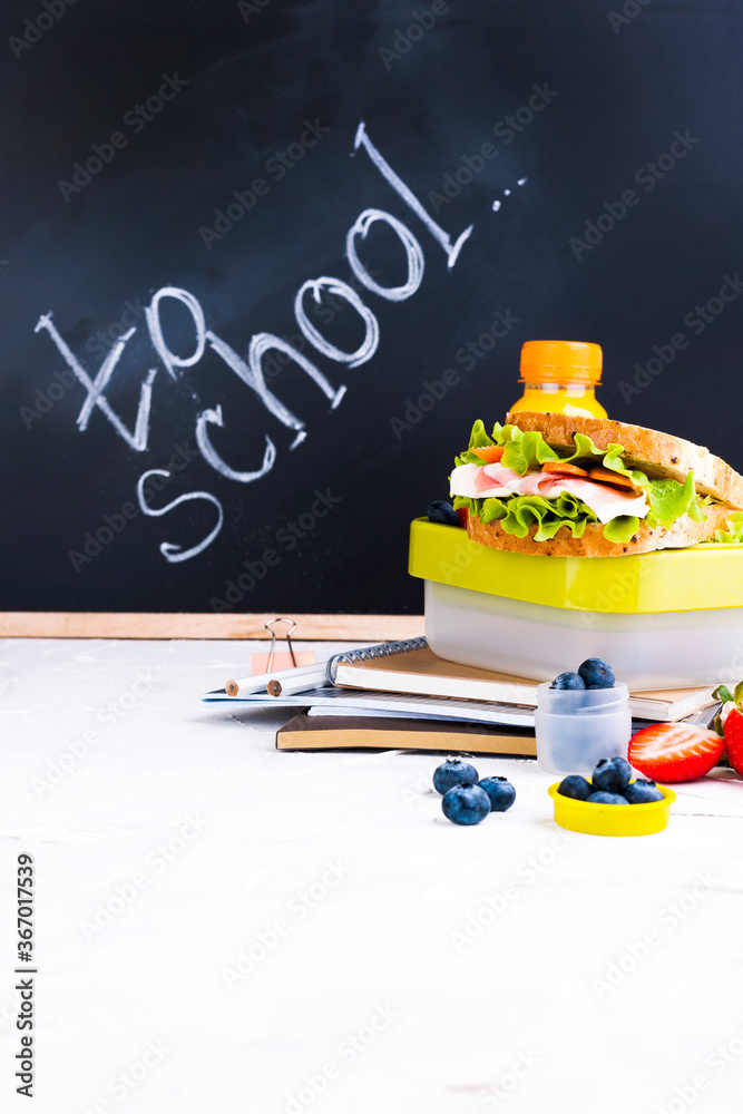 La imagen muestra un desayuno at school