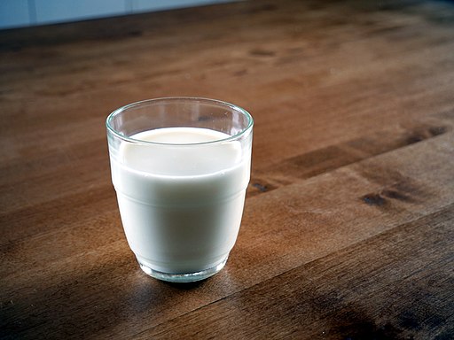 La imagen muestra un vaso de leche