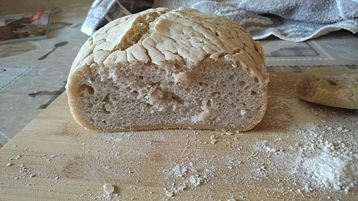 La imagen muestra un pan sin gluten.